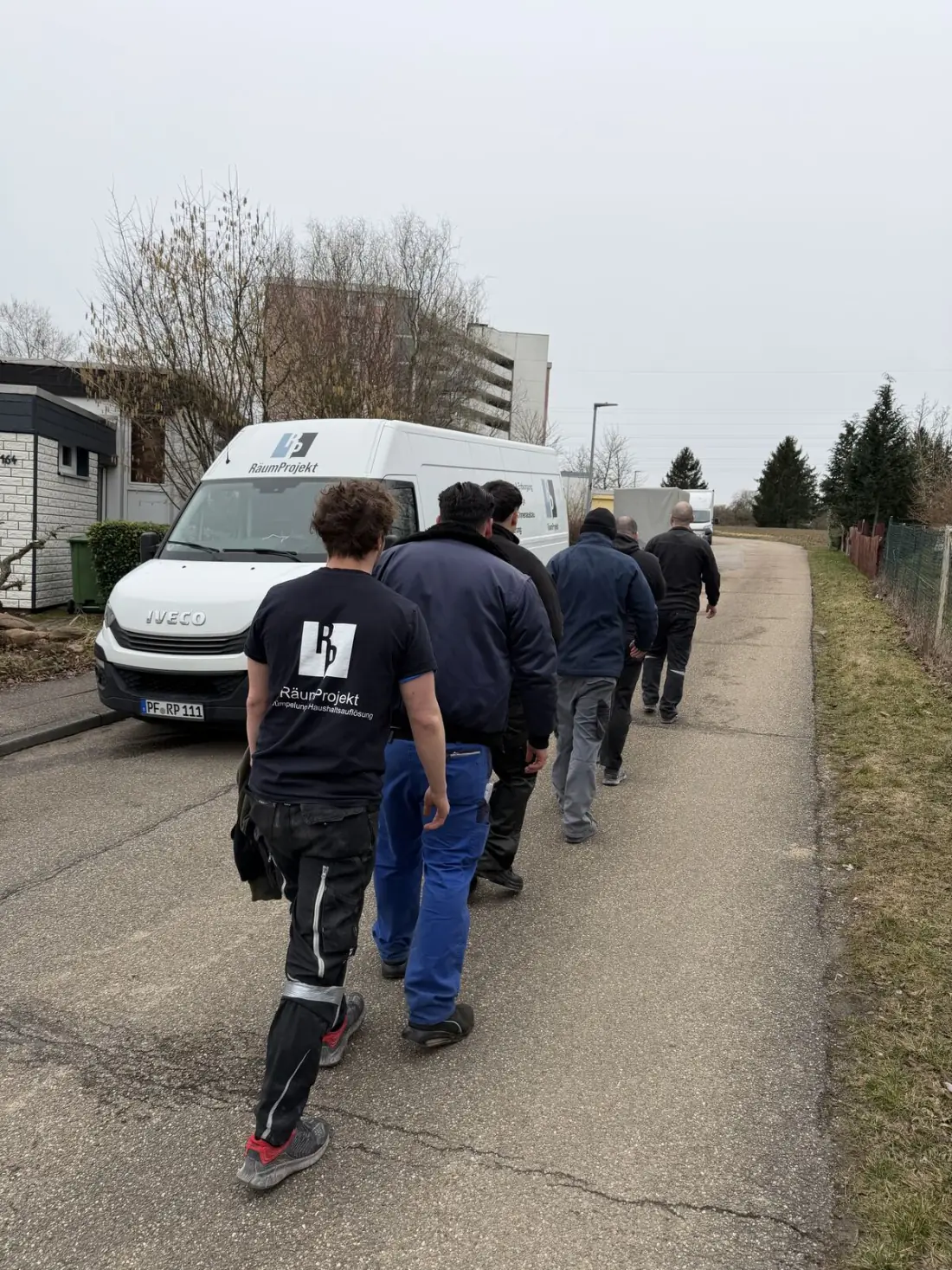 Mit Kartons und Hausrat vollgestellter Raum vor der Wohnungsauflösung