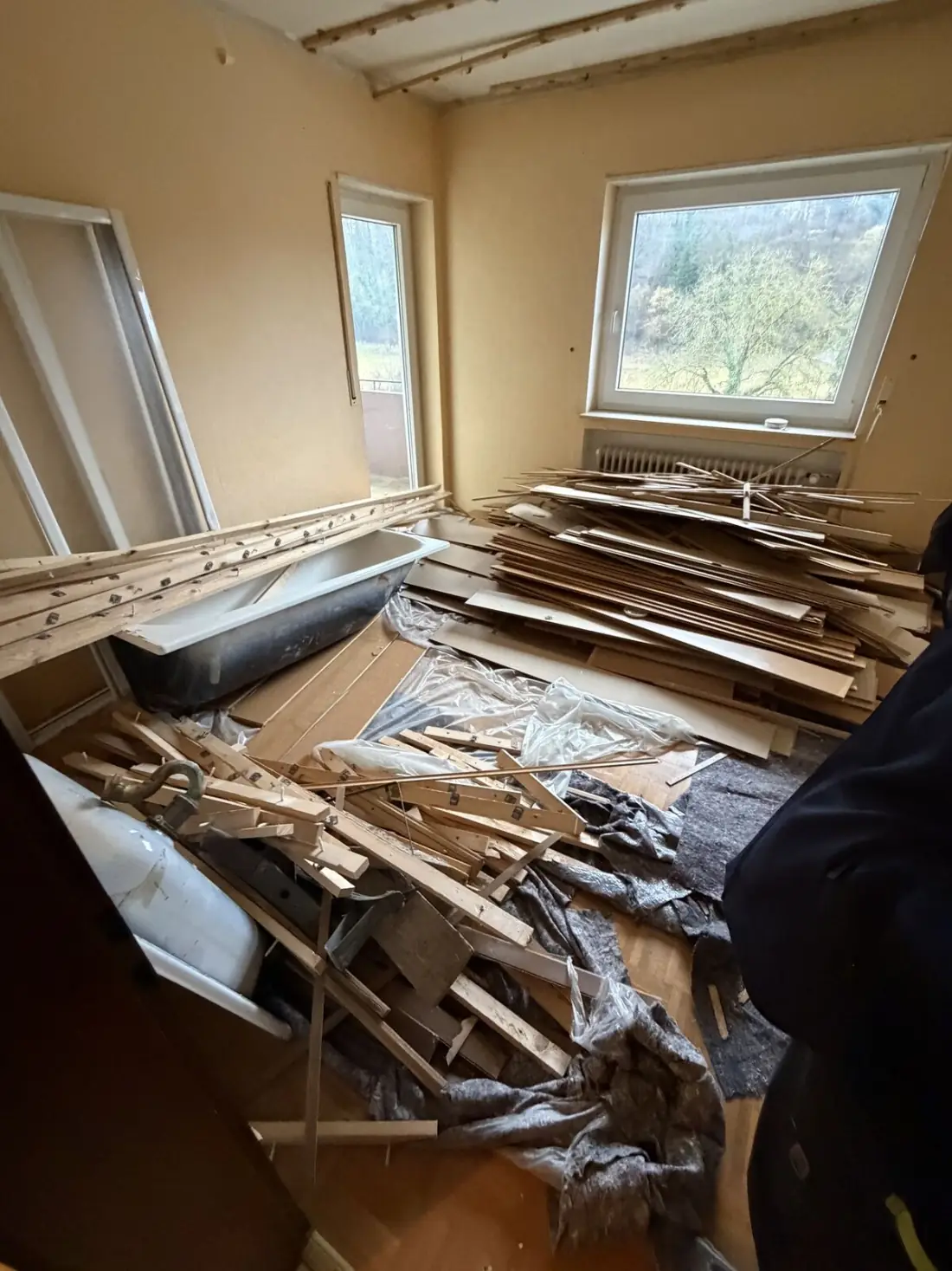 Estrich- und Bodenarbeiten auf einer Baustelle im Enzkreis